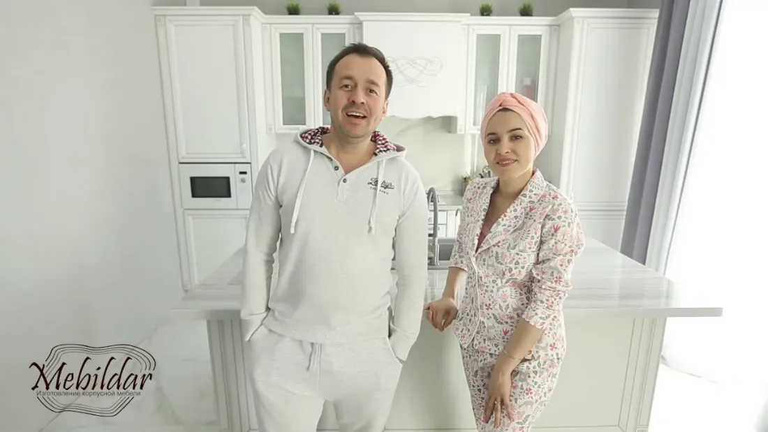 Белоснежная кухня с островом, клиенты на фоне кухни
